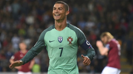 Ronaldo ăn mừng bàn thắng.